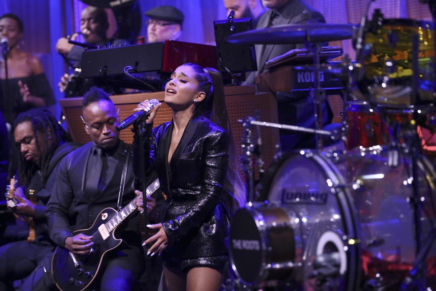  Ariana Grande presta homenagem à Aretha Franklin no Jimmy Fallon