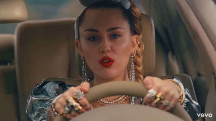  Miley Cyrus e Mark Ronson lançam o single “Nothing Breaks Like A Heart”